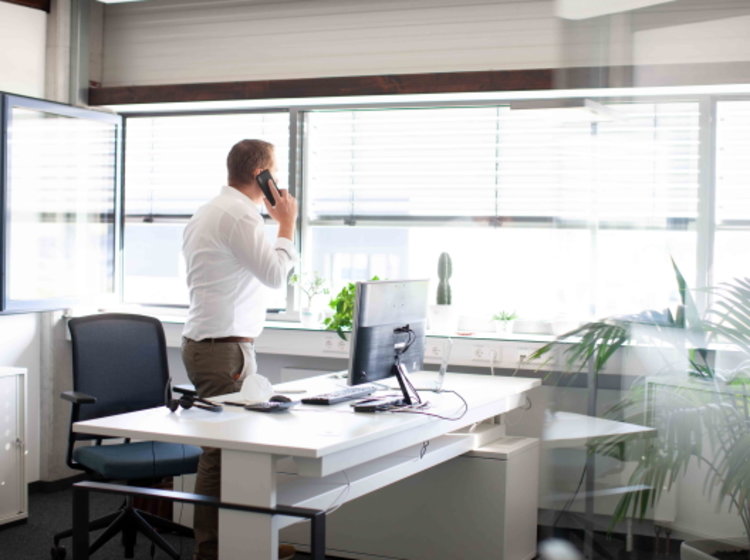 Person telefoniert in Büro von Neubau Medica Hochdorf 